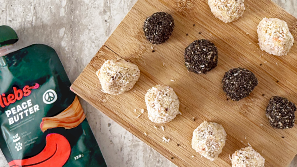 Liebs Magazin Vorschaubild Holzbrett mit fertigen Energy Balls