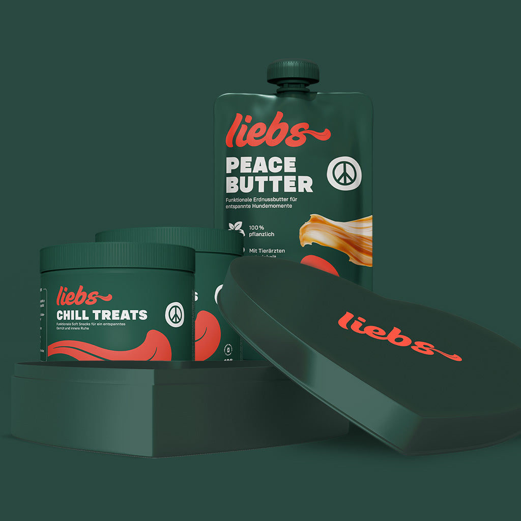 Liebs Box mit Herzschachtel und Liebs Produkten geöffnet vor grünem Hintergrund